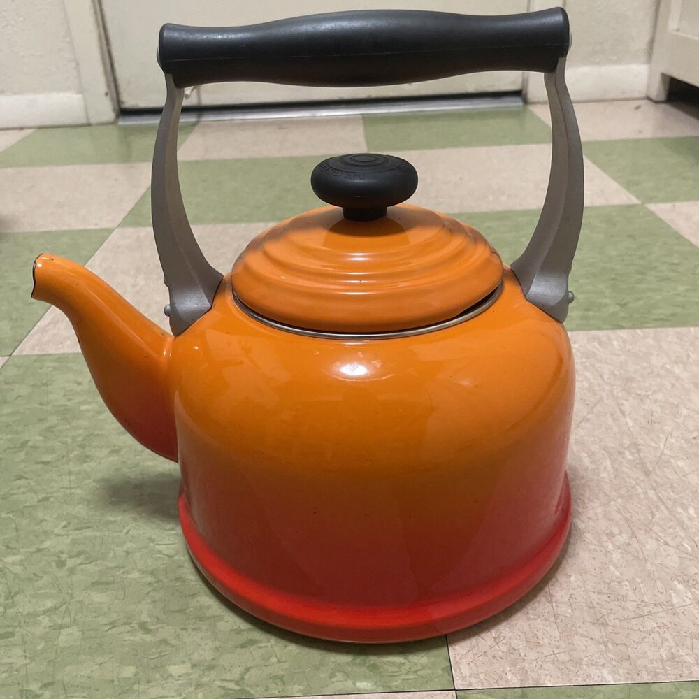 Le CREUSET Classic Tea Kettle Pot 2.2 Qt ORANGE Flame Enamel Steel